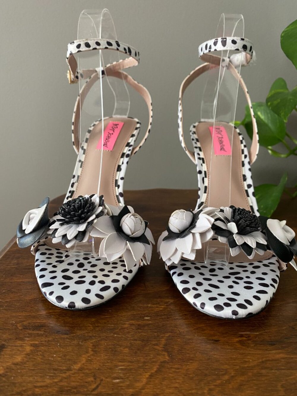 NWOT Fabulous Betsey Johnson Black White Polka Dot Floral Ankle Strap Heels Sz 9 - Picture 2 of 9